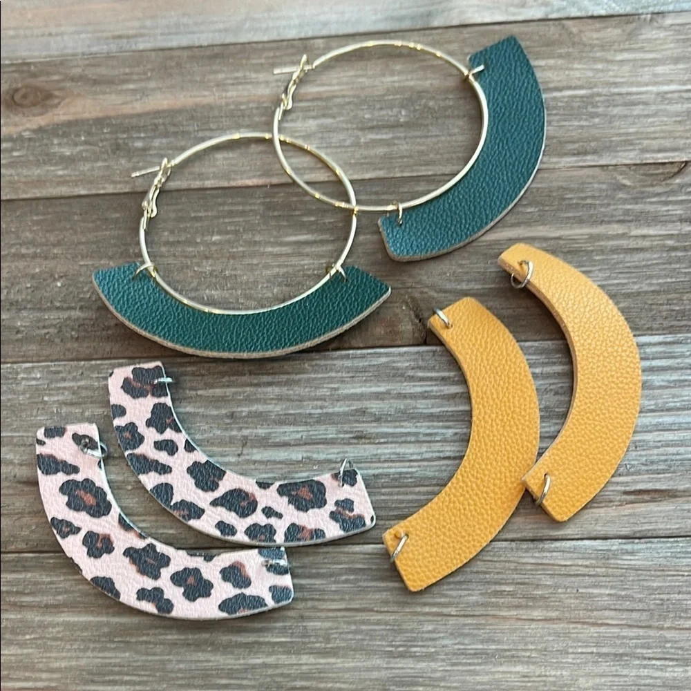 ❄️ Plunder Gold and Green Crescent Earrings